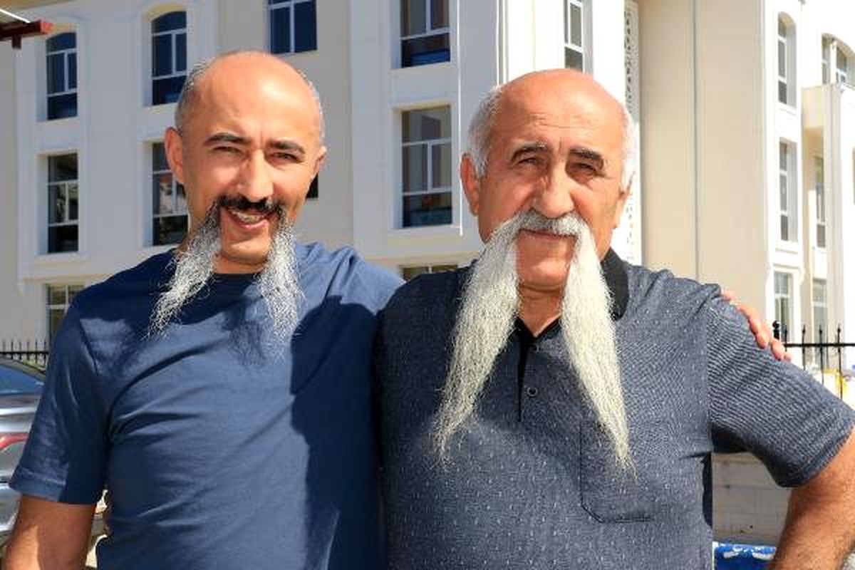 Baba ve oğlu, uzun bıyıkları ile ün saldı