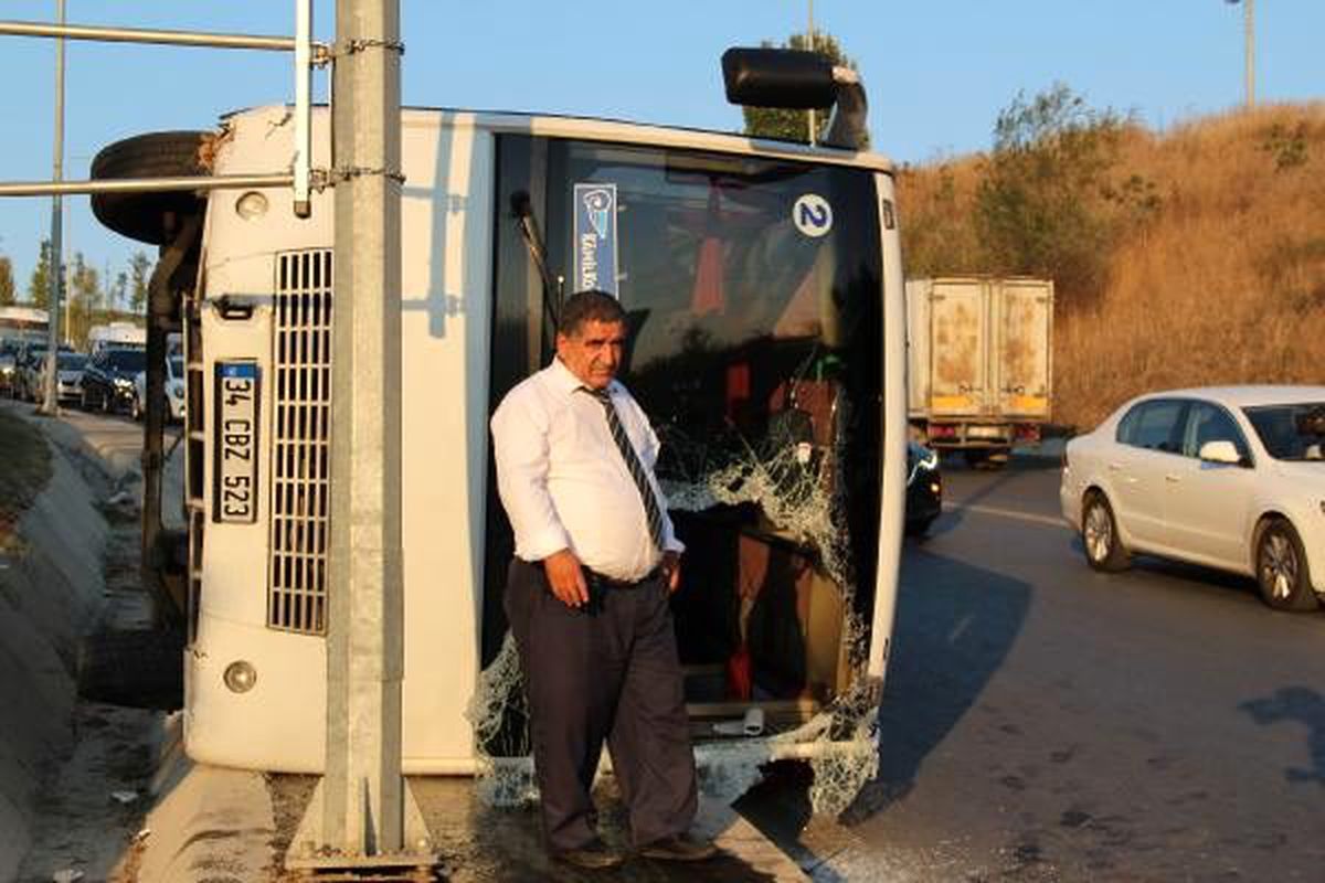 Bağcılar\'da yan yatan minübüsteki sürücüyü başka sürücü kurtardı