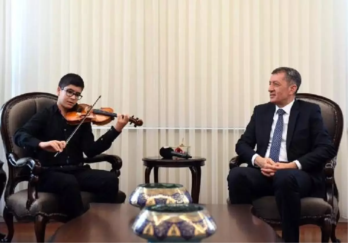 Bakan selçuk, mozart ödüllü ali\'yi makamında ağırladı