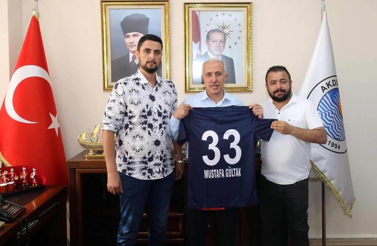 Başkan Gültak\'a İçel İdman Yurdu forması