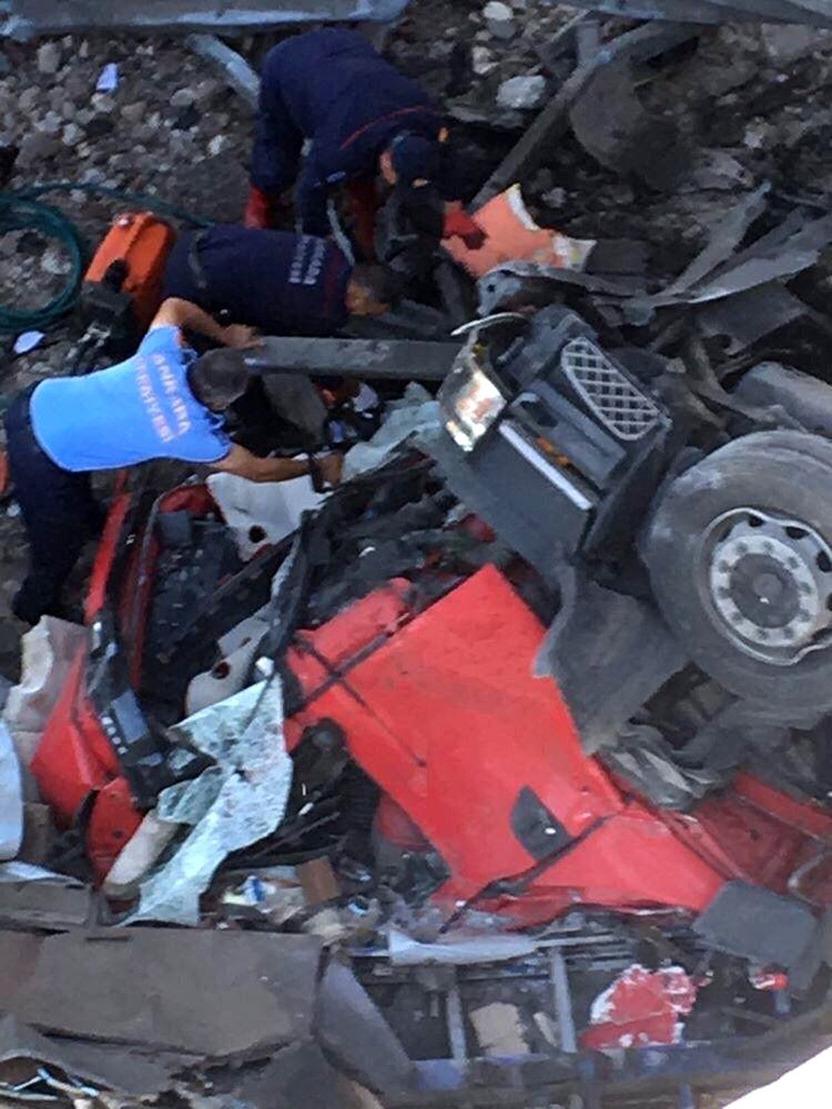 Başkent\'te tır köprüden uçtu: 2 yaralı