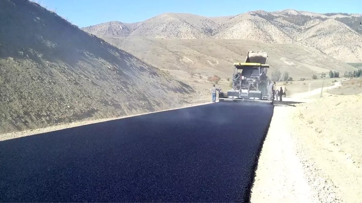 Bayburt İl Özel İdare ekipleri yol yapım çalışmalarına devam ediyor