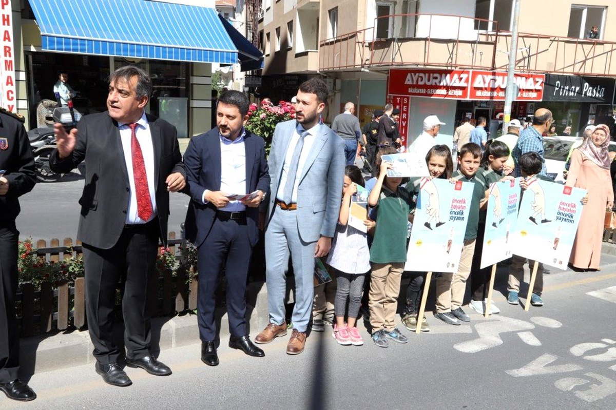 Belediye Başkanı Arı\'dan "Yaya güvenliğinin nöbetçisiyiz" kampanyasına destek