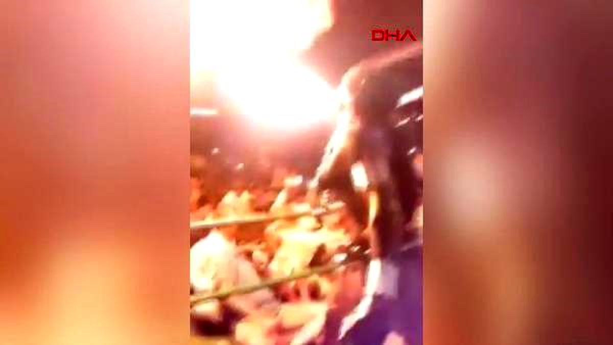 Benzinle gösteri yapan oyuncu sahnede yandı