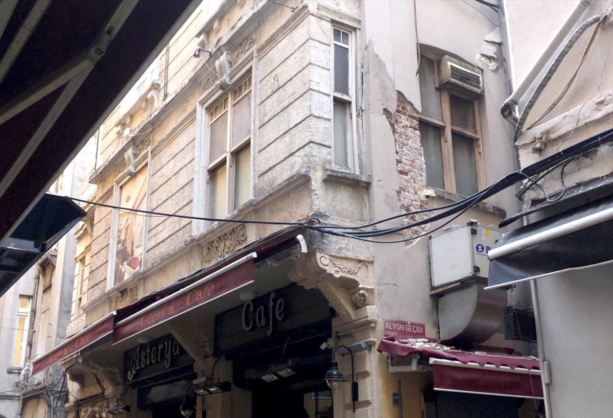 Beyoğlu\'nda binada çökme tehlikesi