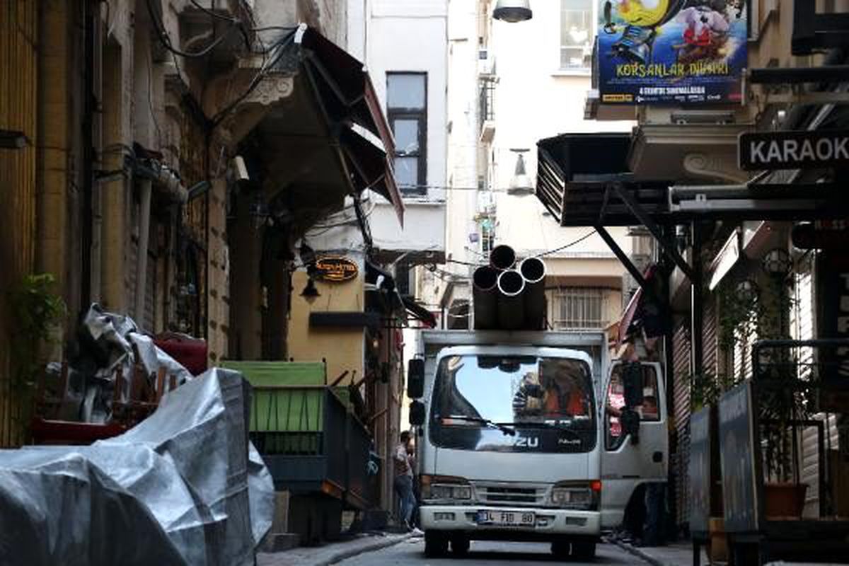 Beyoğlu\'nda çökme riski olan binaya çelik kolonlu önlem