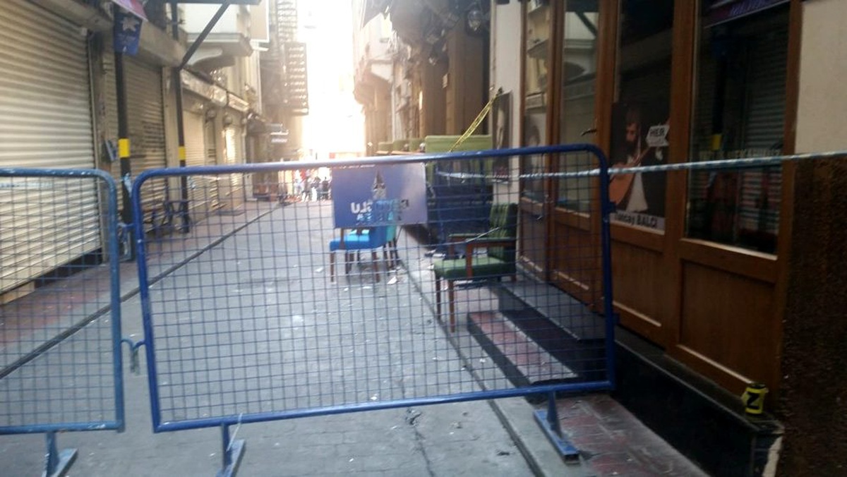 Beyoğlu\'nda tarihi bina çökme riski nedeniyle boşaltıldı