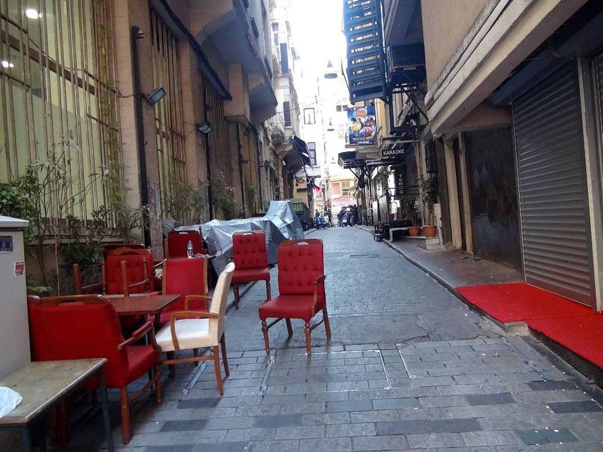 Beyoğlu\'nda tarihi bina çökme riski nedeniyle boşaltıldı