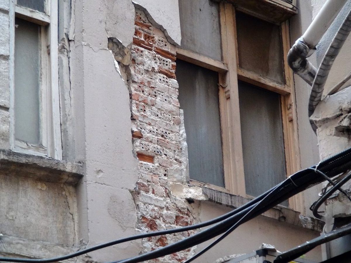 Beyoğlu\'nda tarihi bina çökme riski nedeniyle boşaltıldı