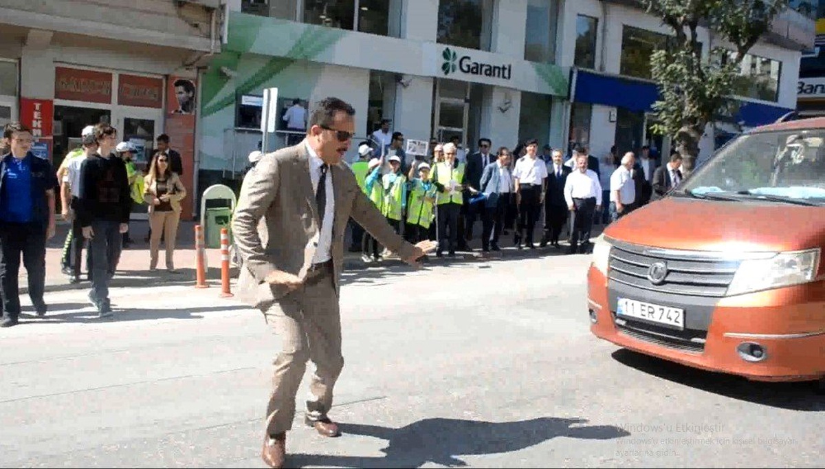 Bilecik Valisine "Yaya Geçidi Nöbeti" etkinliğinde az kalsın araba çarpıyordu