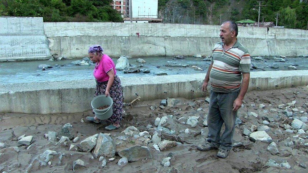 Borçka\'da sel mağduru aileler evlerine dönüyor
