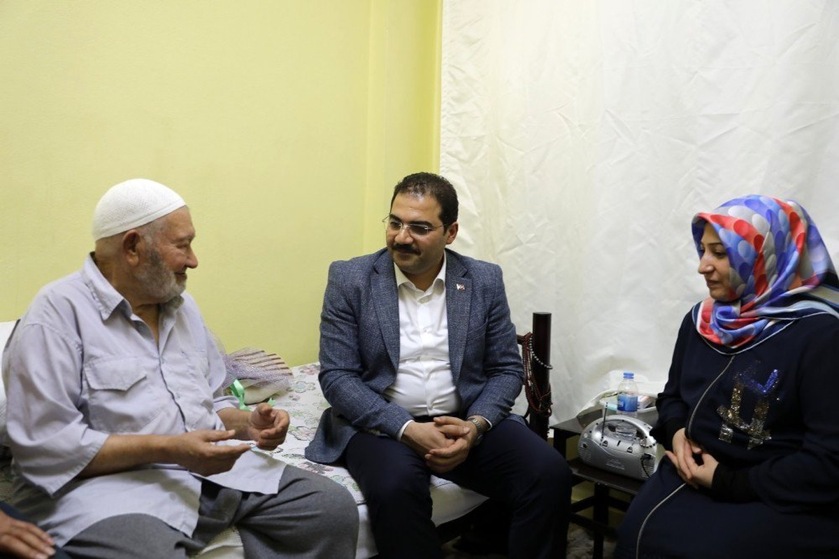 Canpolat yaşlıları evlerinde ziyaret etti