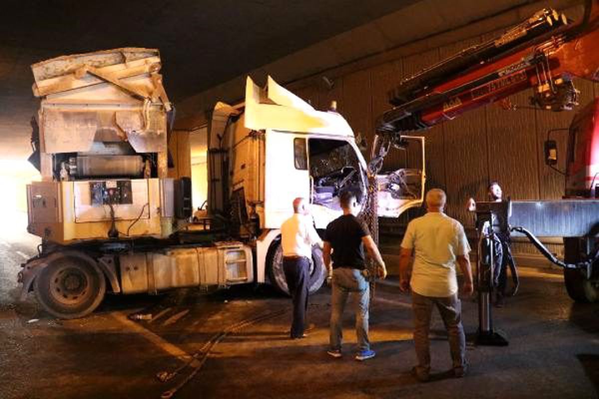 Çekmeköy\'de iş makinası yüklü tır alt geçitte kaza yaptı