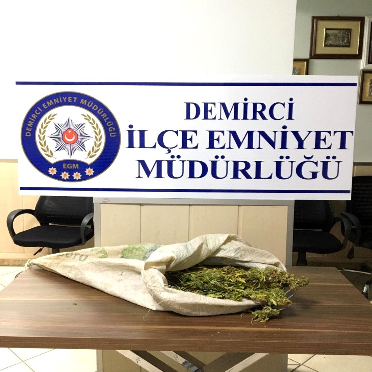 Demirci\'de 422 gram esrar maddesi ele geçirildi