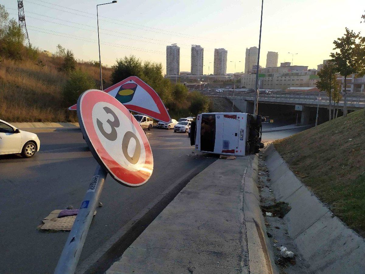 Devrilen midibüsten burnu bile kanamadan çıktı