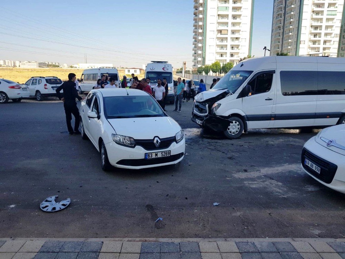 Diyarbakır\'da öğrenci servisi kaza yaptı: 9 yaralı