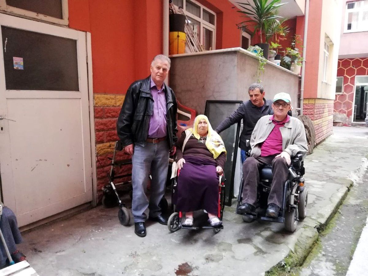 Engelli vatandaşa tekerlekli sandalye yardımı