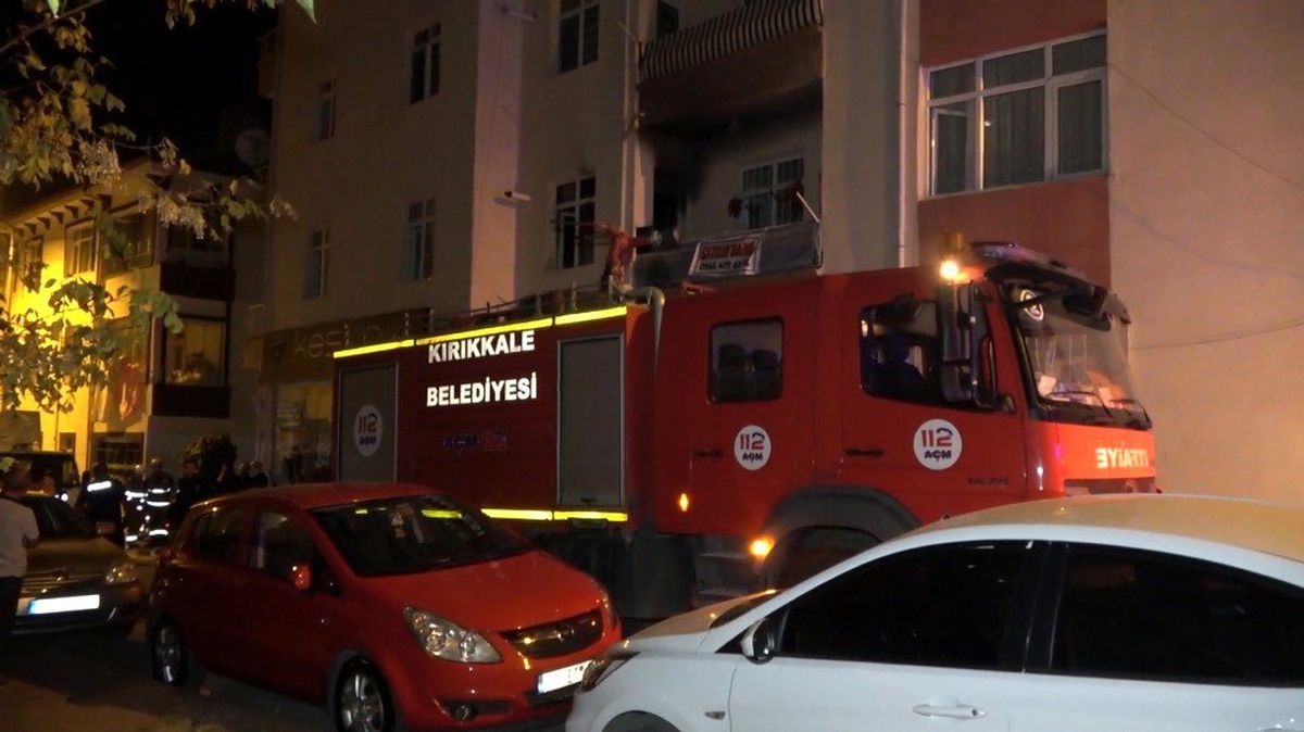 Evi yanan yaşlı çifti komşuları kurtardı
