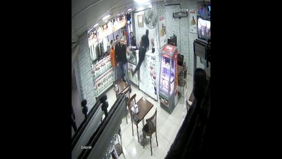 Evine sipariş getirmeyen dönercinin dükkanını bastı