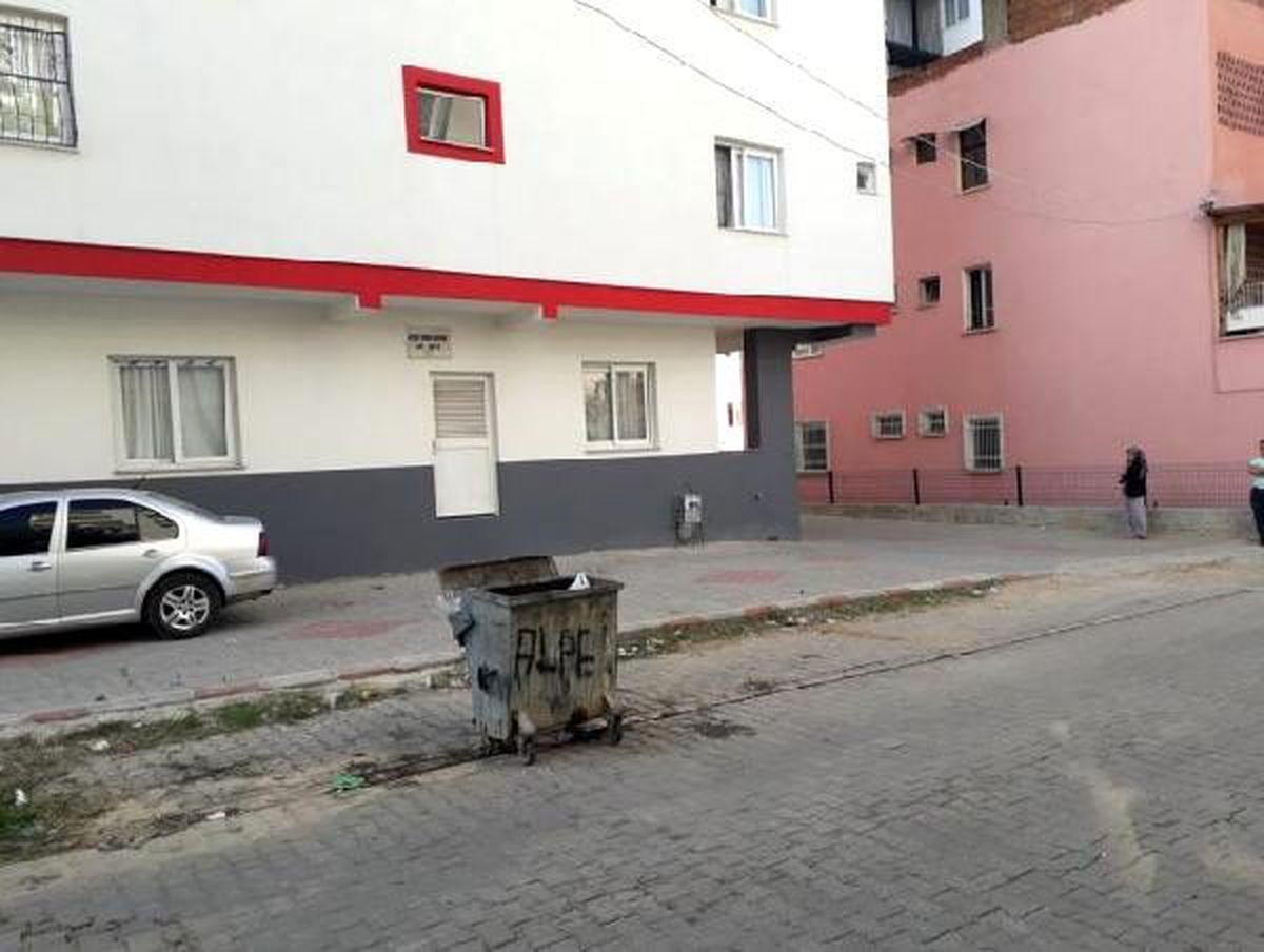 Evlilik dışı dünyaya getirdiği bebeği çöp konteynerine bıraktı