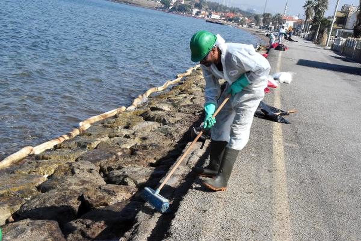 Foça kıyılarında petrol atıkları için başlatılan çalışmalar sürüyor