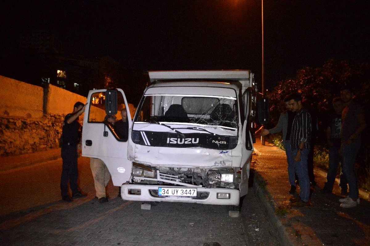Freni boşalan kamyonetin çarptığı araç yaklaşık 50 metreden uçtu