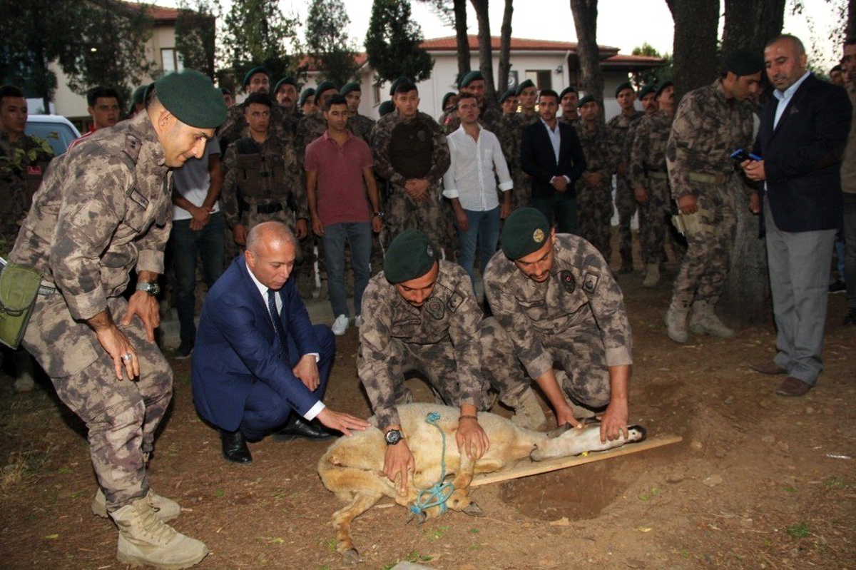 Geçici görevle Hakkari\'ye giden Polisler için kurban kesildi