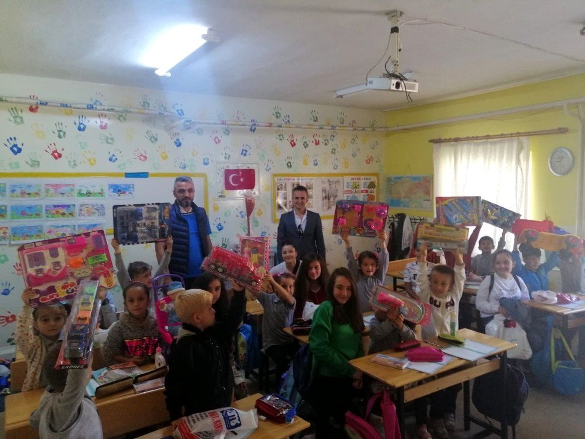 Gönül köprüsü projesinde öğrenciler, minik öğrencileri sevindirdi