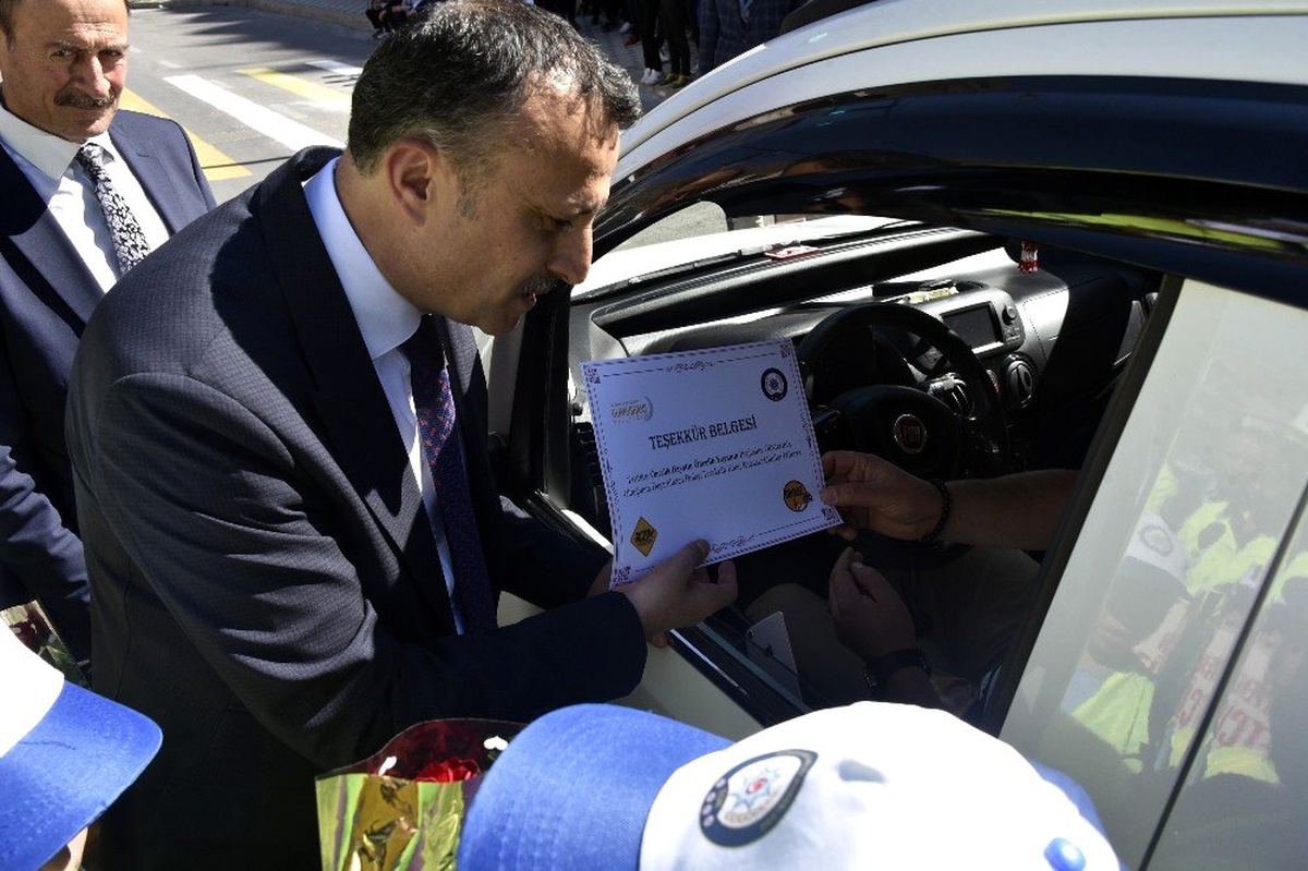 Gümüşhane\'de yayalara yol verenlere teşekkür belgesi verildi
