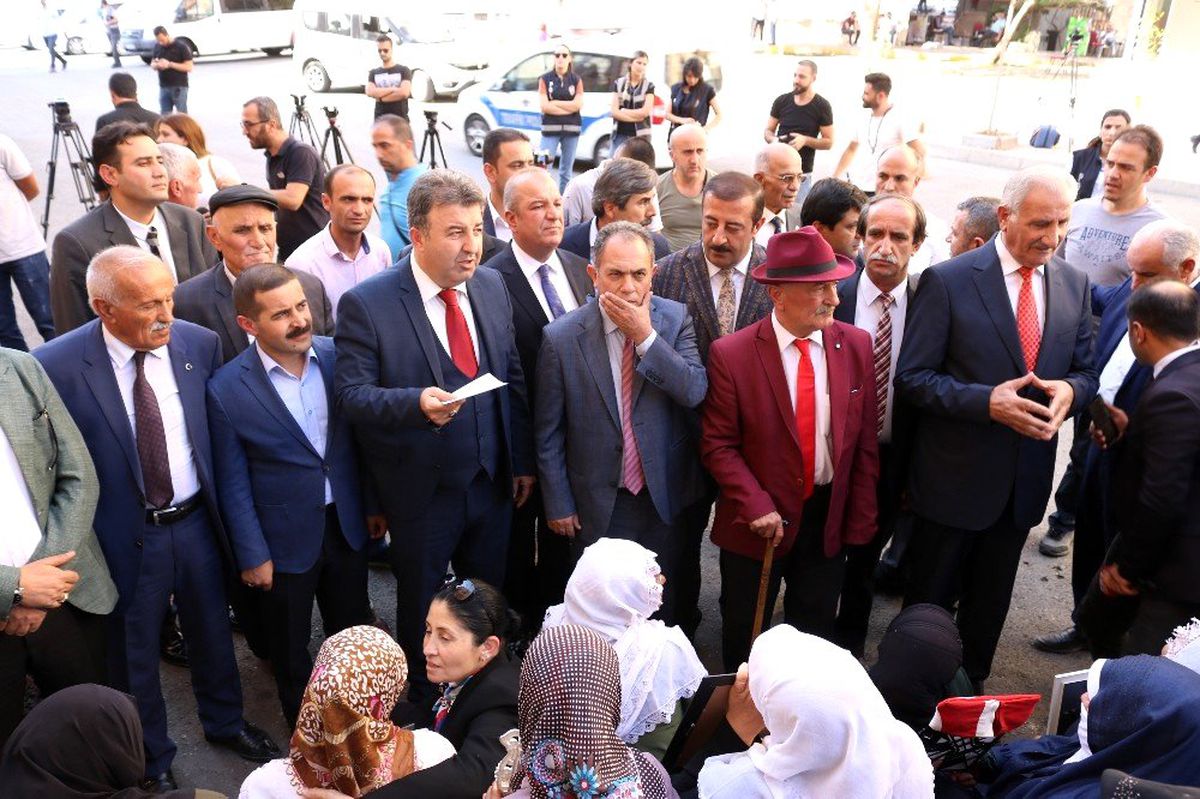 Hakkari\'deki aşiret liderleri ve kanaat önderlerinden HDP önündeki ailelere destek ziyareti