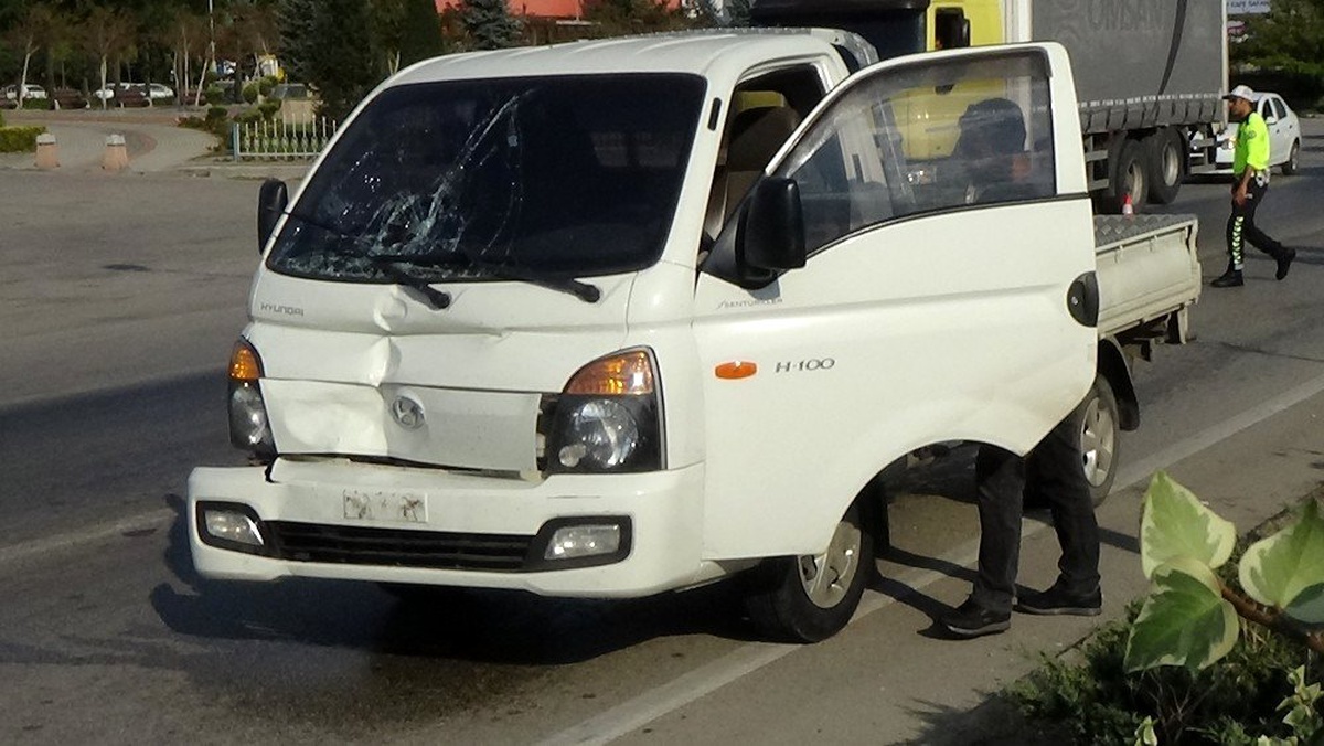 Hamile kadın ana yoldan geçmek isterken canından oldu