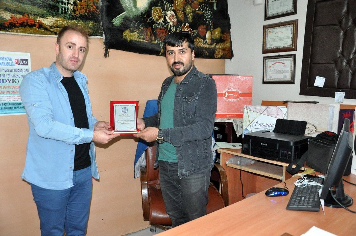İHA muhabiri Tek\'e plaket
