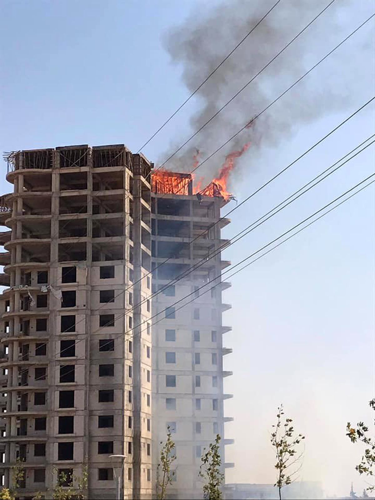 İnşaat halindeki binada yangın çıktı