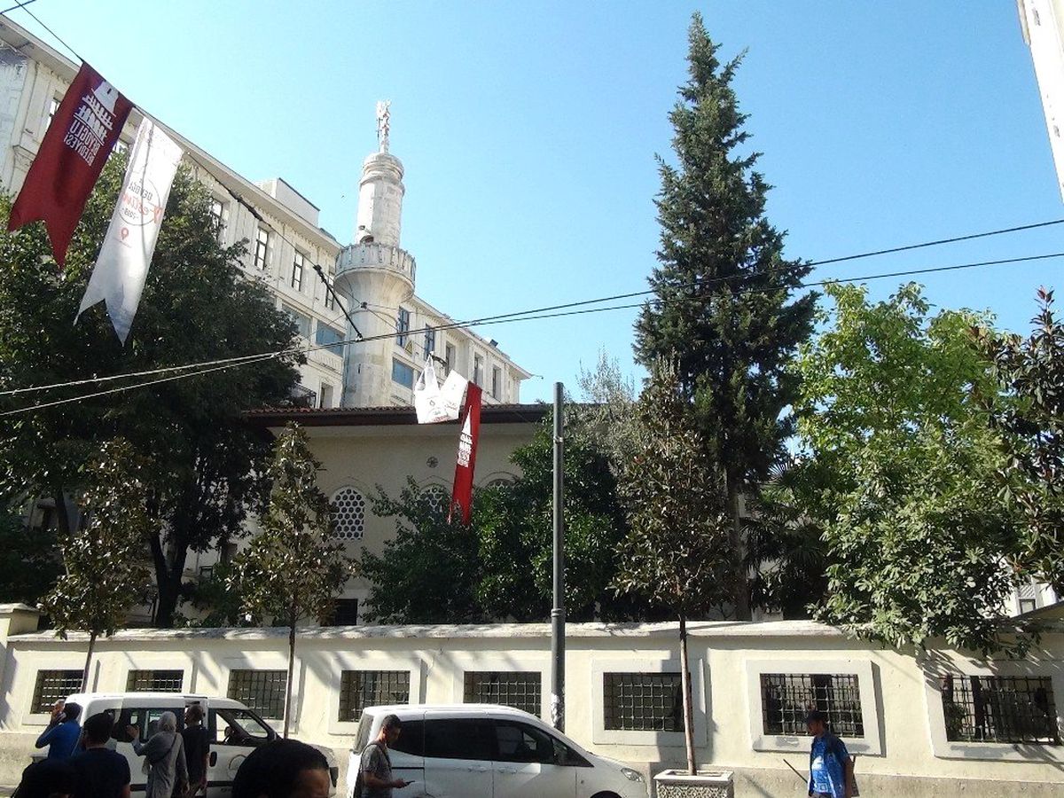 İstanbul\'un en işlek caddesinde bulunan cami bahçesine diktiği ağaçlara gözü gibi bakıyor