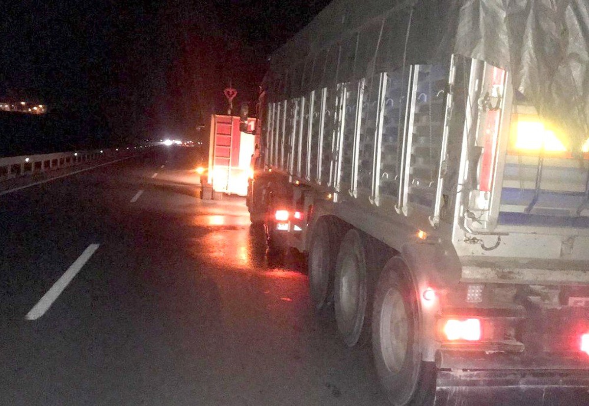 İtfaiyenin erken müdahalesiyle tır yanmaktan kurtarıldı