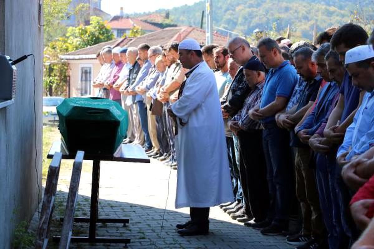 İzmir\'de ağaca asılı cesedi bulunan mutlu, zonguldak\'ta toprağa verildi