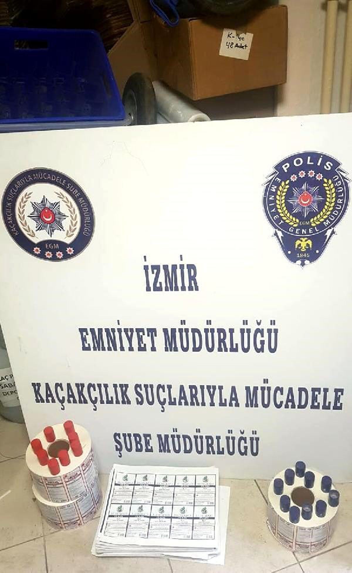 İzmir\'de \'kaçakçılık\' operasyonu: 2 gözaltı