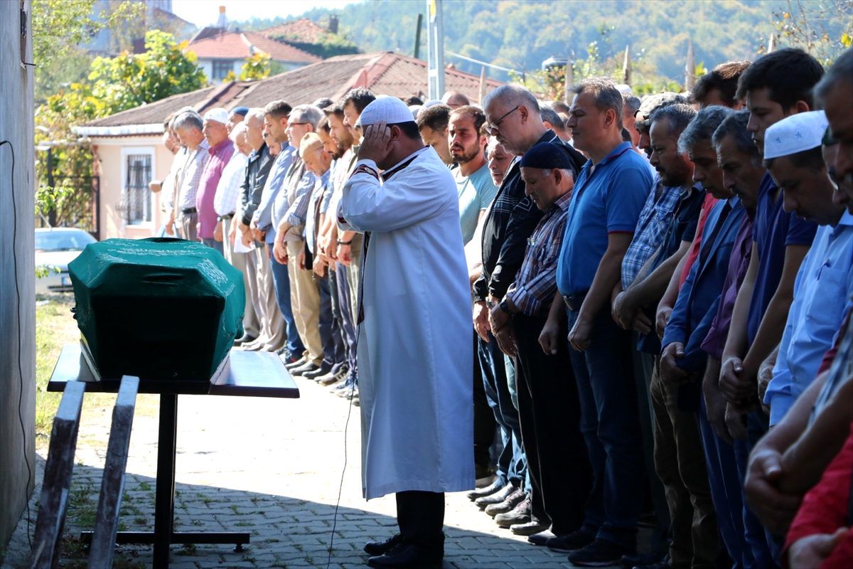İzmir\'de ölü bulunan gencin cenazesi defnedildi