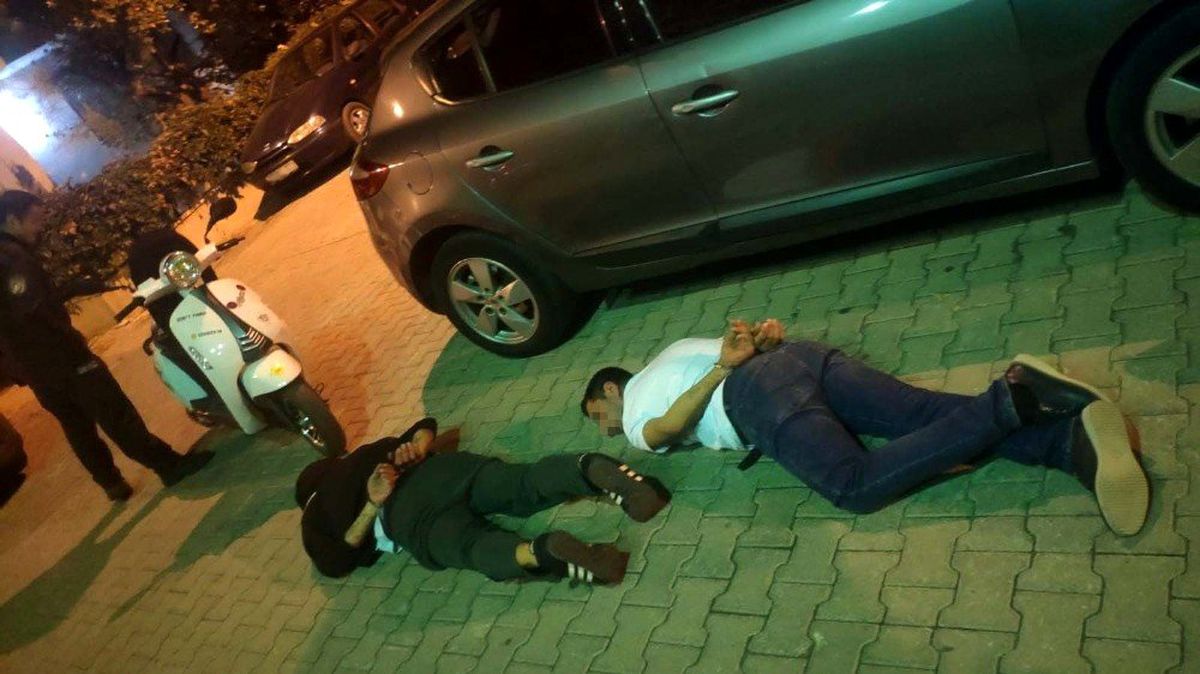 İzmir\'de üzerinde uyuşturucu ile yakalanan iki kişi gözaltına alındı