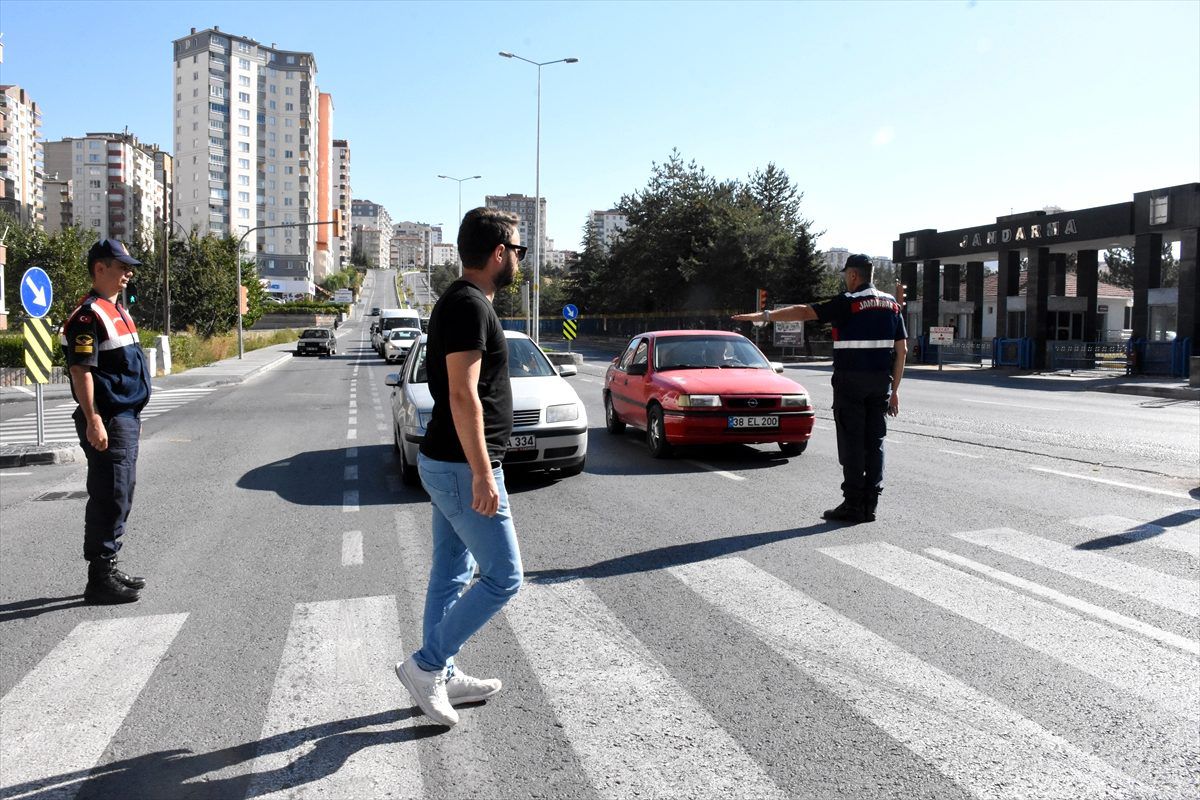 Jandarmadan "yaya önceliği" denetimi