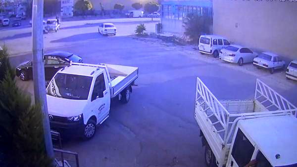 Kamyonetin çarptığı motosikletin sürücüsü yaralandı; o anlar kamerada