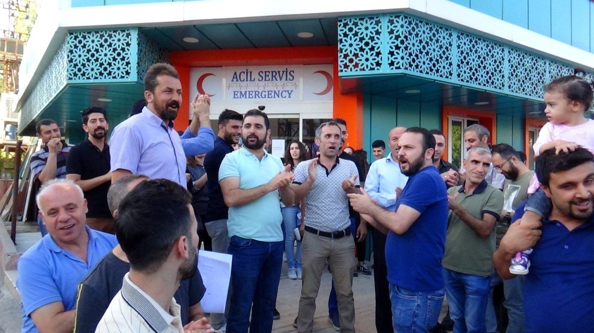 Kapanan özel hastanenin çalışanlarından \'maaş\' eylemi