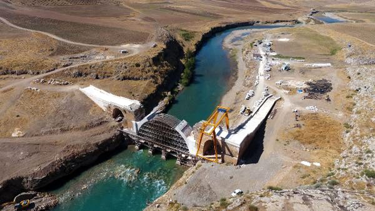 Kavga eden köylülerin yıktığı tarihi köprüde, restorasyon sürüyor
