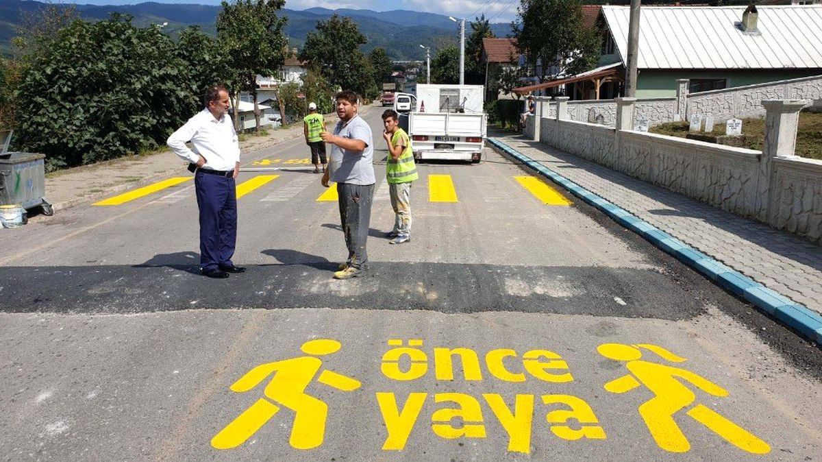 Kaynaşlı\'da trafik işaretleri çizildi