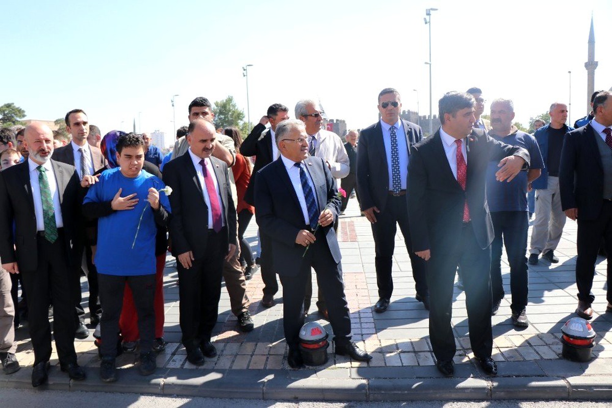 Kayseri\'de protokolün trafik uygulamasına sigara içen ve emniyet kemeri takmayan vatandaşlar takıldı