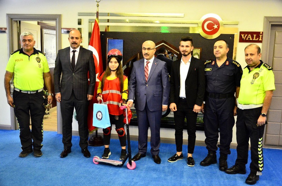 "Kemerin Ses Getirsin" yarışmasını kazanan Yaren\'e scooter