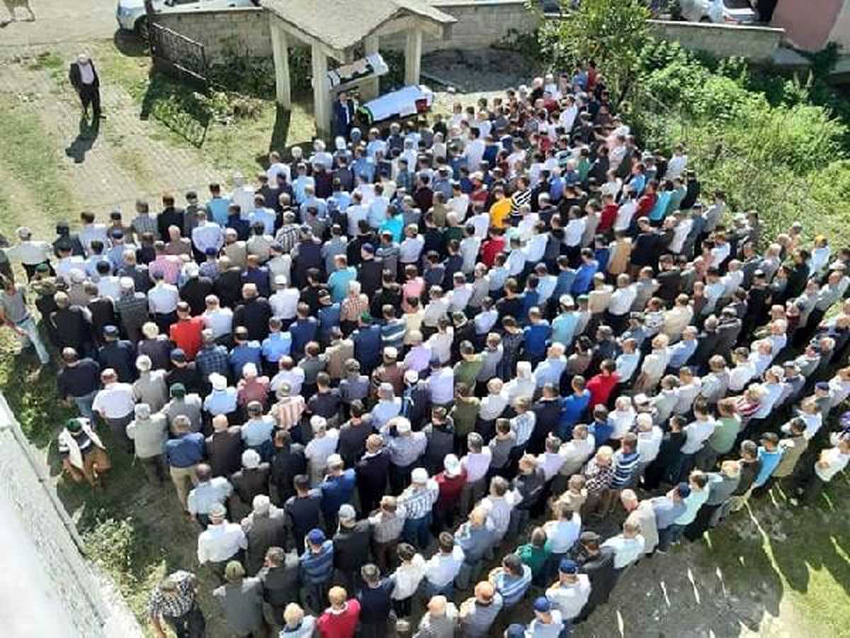 Komşusunun mezarını kazarken kalp krizi geçirerek öldü
