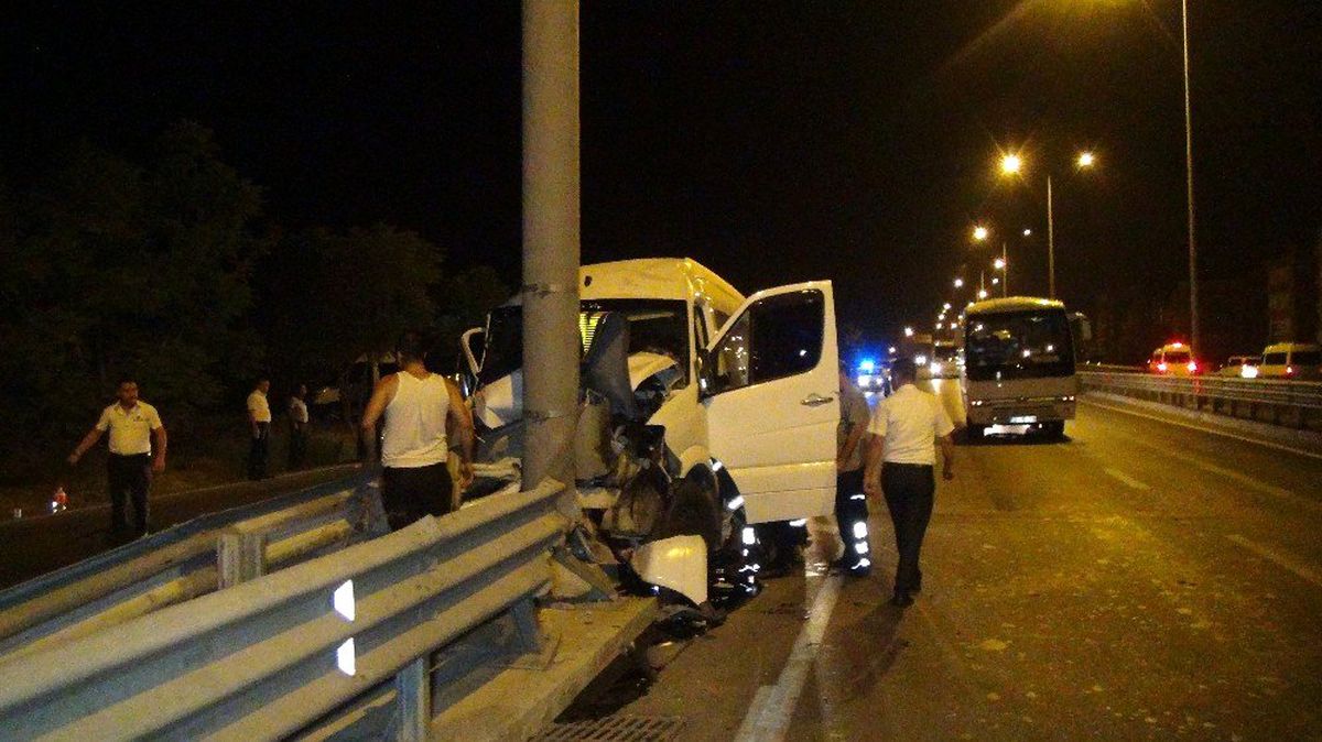Manavgat\'ta tur minibüsü çelik bariyere çarptı: 5 yaralı