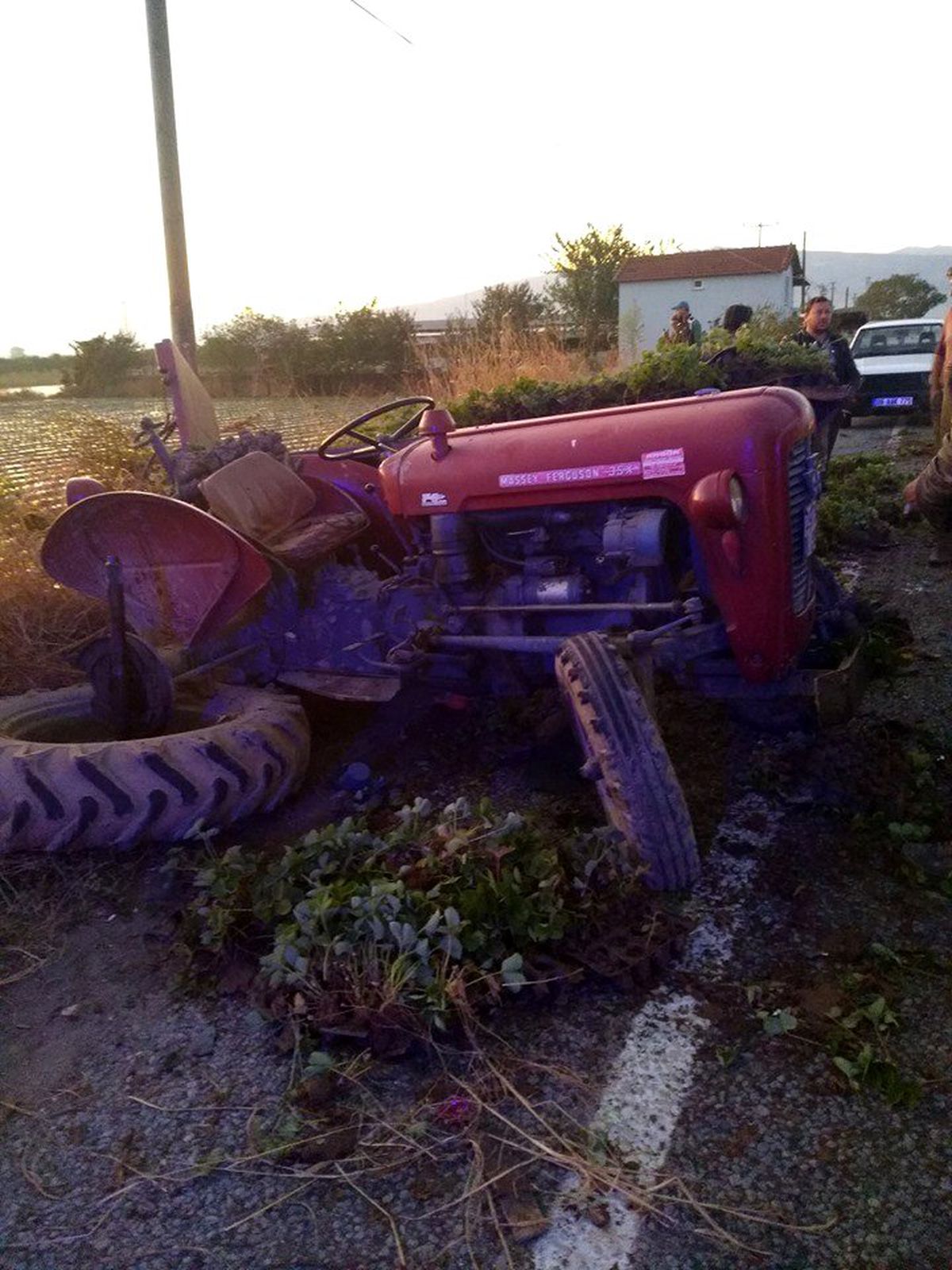 Minibüs traktöre çarptı; 1 ölü 1 yaralı