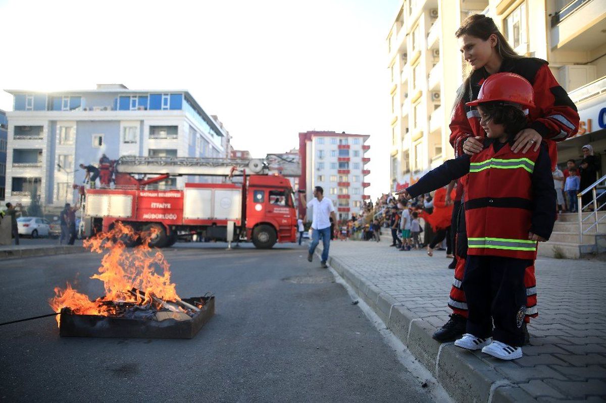 Minik öğrencilere yangın tatbikatı gerçeği aratmadı